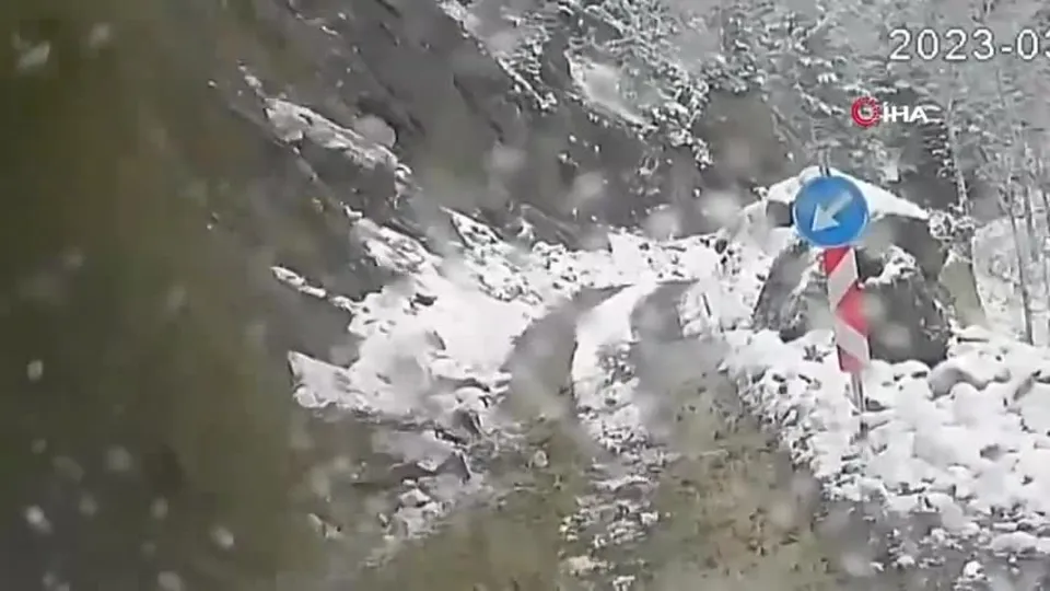 Ölümden saniyelerle kurtuldu! O anlar araç kamerasında