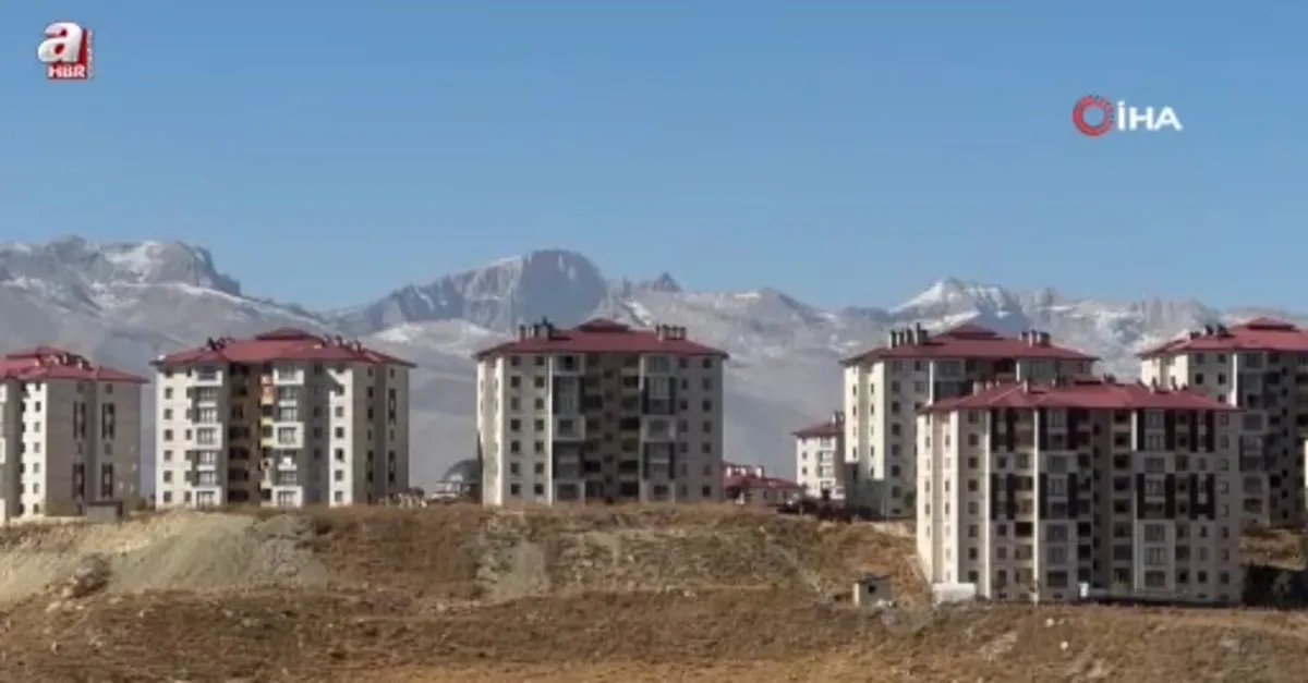 Yüksekova'da araçların camları buz tuttu