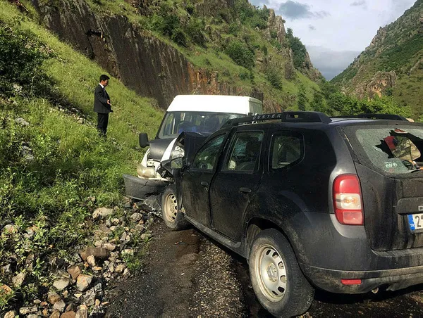 Şırnak'ta öğrenci servisi ile otomobil çarpıştı - 1