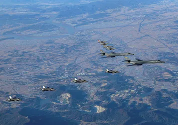 ABD savaş jetleri Doğu Çin Denizi'nde uçtu