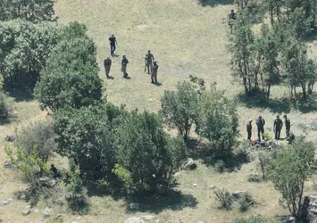Komutanlar helikopterin düştüğü noktada