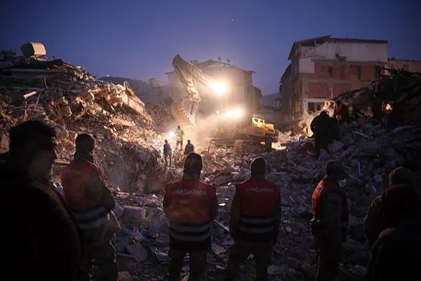 Halk TV sunucusu İsmail Küçükkaya deprem bölgesindeki yabancı basınla konuştu! Şaşkınlarını böyle anlattı: Hiç kolay değil...