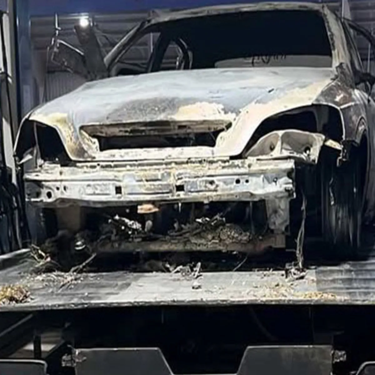 Yanan otomobilden insan kemikleri çıktı