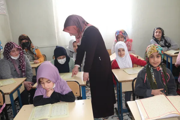 Minikler Kur’an kurslarını doldurdu! Hem eğleniyor hem öğreniyor