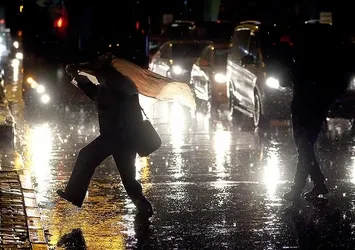 İstanbul'da sağanak hayatı olumsuz etkiledi