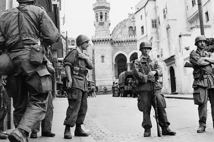 cezayirden-fransaya-somurgecilik-tokadi-suc-ilan-edildi-resmi-ozur-ve-tazminat-gundemde-1766642325118.jpg Fransız askerleri Cezayir topraklarında (AFP)