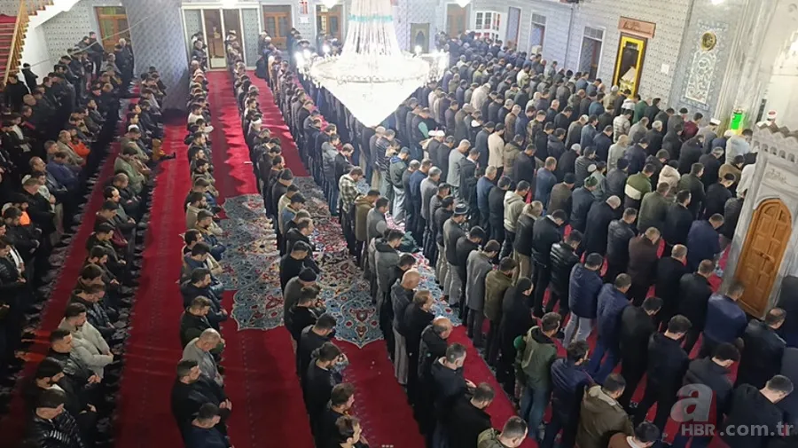 Regaip Kandili'nde vatandaşlardan yoğun ilgi! Camiler doldu taştı: Eller semaya açıldı 10