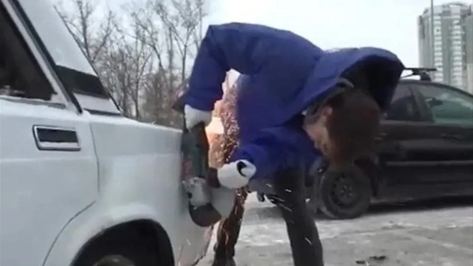 Yanlış park yapan kişinin arabasına öyle bir şey yaptı ki! Bu kadar da olmaz vicdansız