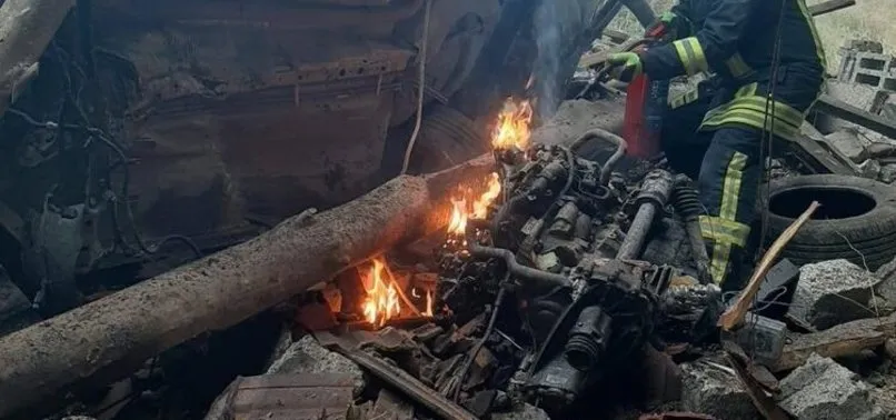 Denizli’de taklalar atan otomobil deponun üzerine düştü: 1 kişi yaralandı