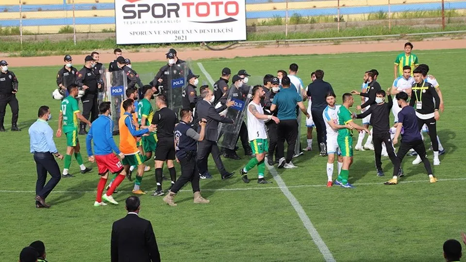 Maç bitti saha karıştı! Siirt’te futbolcular birbirine girdi