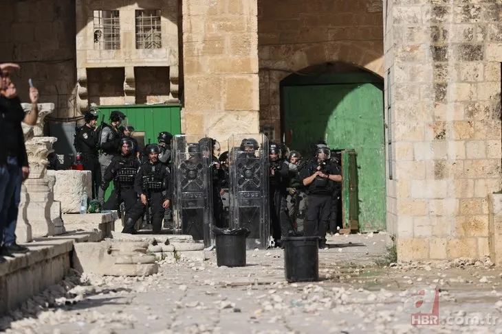 İşgalci İsrail polisinden Mescid-i Aksa’ya baskın! Kapıları kapattılar