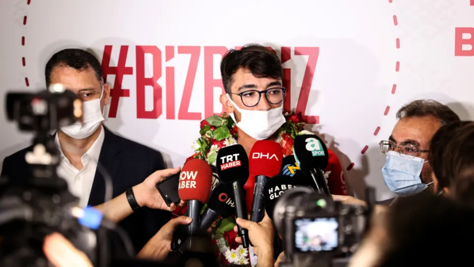 Tokyo'da tarih yazan Mete Gazoz İstanbul'da! Böyle karşılandı