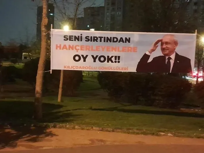 kilicdaroglu-destekcileri-sahaya-indi-istanbulda-kilicdaroglu-fotografli-hancercilere-oy-yok-afisleri-1711502115463.jpeg Kılıçdaroğlu destekçileri sahaya indi! İstanbul sokakları ‘Hançercilere oy yok’ afişleri ile donatıldı - 9