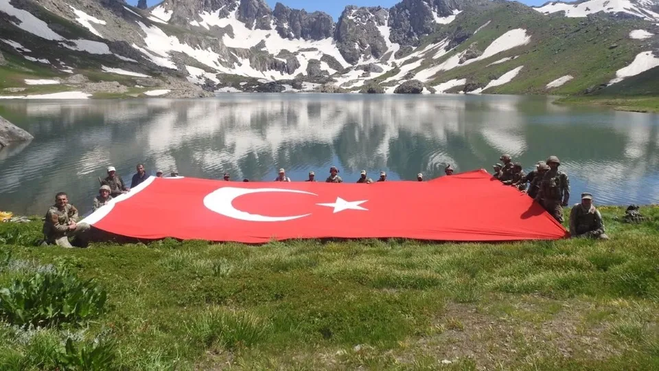 İkiyaka Dağları'nı teröristlerden temizleyen Mehmetçik dev Türk Bayrağı açtı