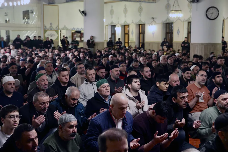 kadir-gecesinde-eller-semaya-acildi-milyonlar-huzurda-bulustu-1773687504547.jpg Kadir Gecesi'nde eller semaya açıldı: Milyonlar huzurda buluştu - 9