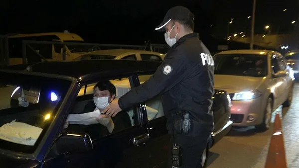 istanbuldaki-sokaga-cikma-kisitlamasinda-maskesiz-vatandaslara-ceza-kesildi-1609097655237.jpg İstanbul'daki sokağa çıkma kısıtlamasında maskesiz vatandaşlara ceza kesildi - 2