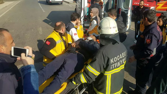 İzmit'te TIR ve halk otobüsü çarpıştı - 1