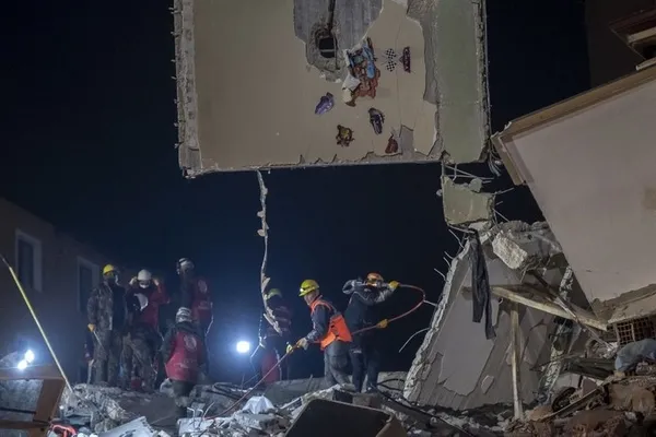 1676276549748.jpg Oyuncu Ahmet Kara’dan acı haber geldi! Depremde yatağıyla sokağa düştü - 3