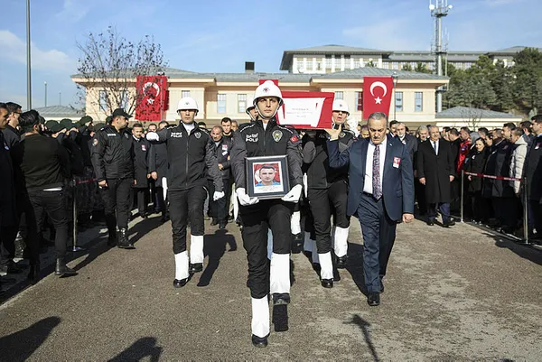 baskan-erdogandan-sehit-polis-musa-erdemin-ailesine-bassagligi-mesaji-1701433575020.jpg Başkan Erdoğan'dan şehit polis Musa Erdem'in ailesine başsağlığı mesajı - 3