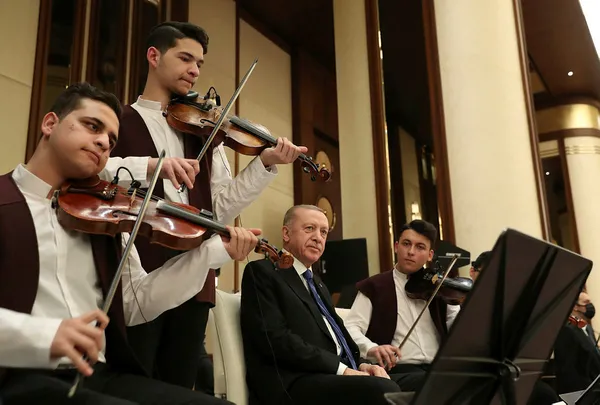 baskan-erdogandan-egitimcilerle-duzenlenen-iftar-programinda-son-dakika-aciklamalari-1649367956179.jpg Başkan Erdoğan'dan eğitimcilerle düzenlenen iftar programında son dakika açıklamaları - 3