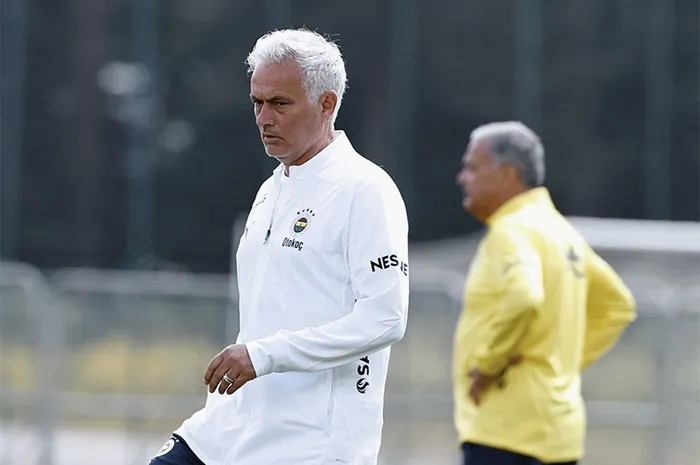 Fenerbahçe’de büyük kıyım! Mourinho 6 ismin biletini kesti