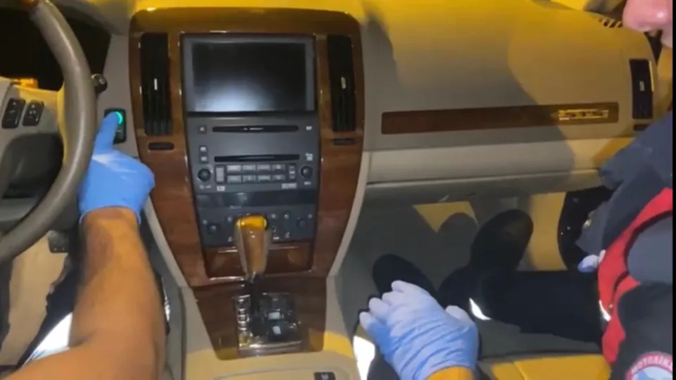 Zırhlı otomobilde mıknatıslı düzenek! Polisin dikkati yakalattı