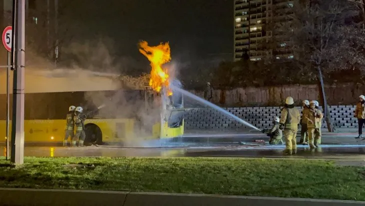 Başakşehir’de İETT otobüsü alev alev yandı