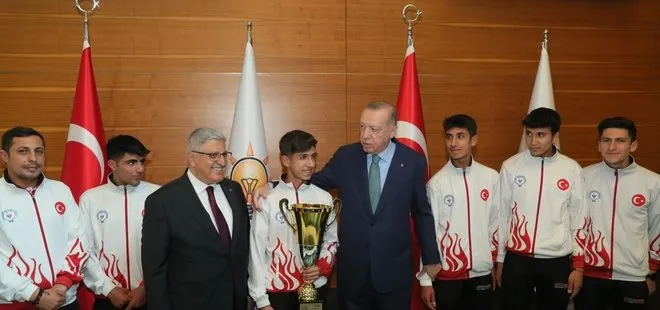 Başkan Erdoğan Bitlisli şampiyon sporcularla bir araya geldi