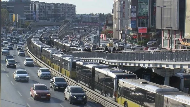 İstanbul'da metrodan sonra metrobüs seferleri de aksadı - 3