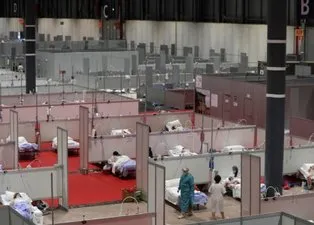 Dehşete düşüren görüntüler! Hastaneleri yetersiz kalan İran ve İspanya...