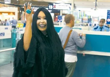 Bülent Ersoy 40 bavulla uçtu!
