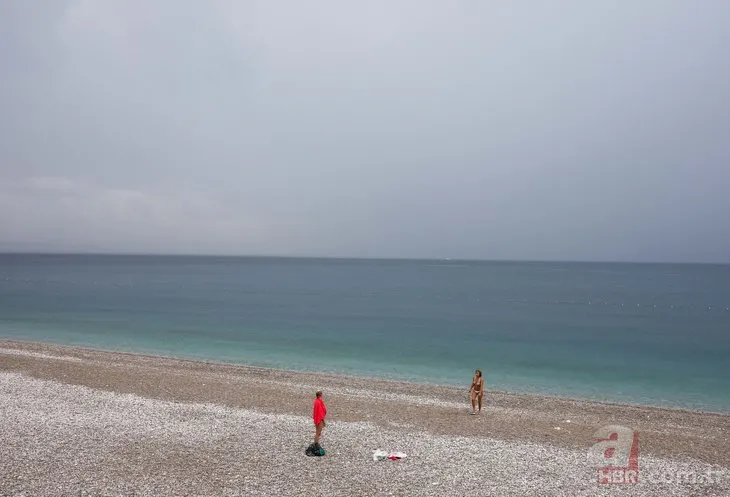 Yollar göle döndü! Sağanak ve rüzgar Antalya'yı esir aldı