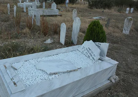 Batı Trakya'da Türk mezarlığına saldırı! 20 mezar tahrip edildi