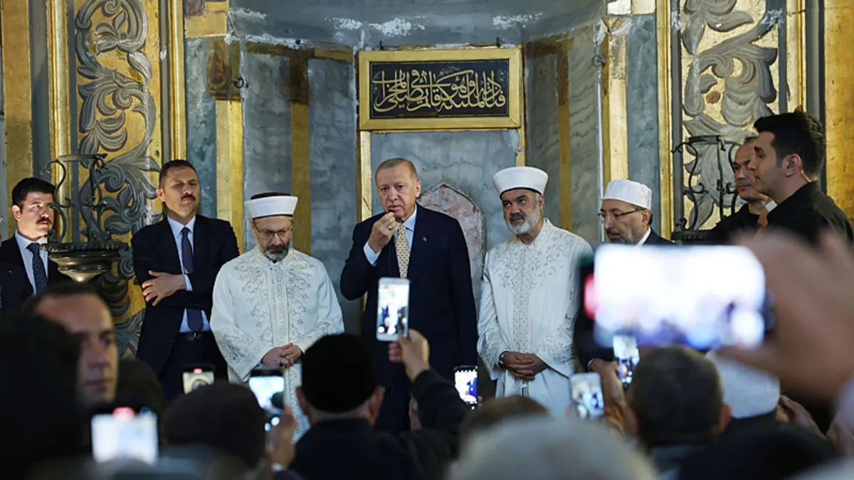 Başkan Erdoğan'dan Ayasofya'da dua: Bir ve beraber olacağız! | Hırka-i Şerif'i de ziyaret etti