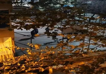 Sultangazi’de iki genç kavga etti: Arkadaşları ayırmak yerine tezahürat yaptı | O anlar kamerada