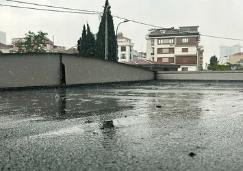 Kartal'da yağış sonrası yollar göle döndü