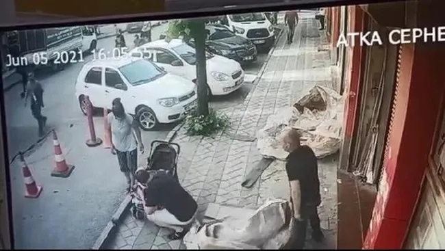 istanbulda-yere-dusen-parayi-almak-icin-bebekle-ilgileniyormus-gibi-yapip-1623139444425.jpg İstanbul’da yere düşen parayı almak için bebekle ilgileniyormuş gibi yapıp parayı aldı - 2