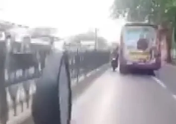 Motosiklet kazası kamerada! Önce otobüs sıkıştırdı sonra da...