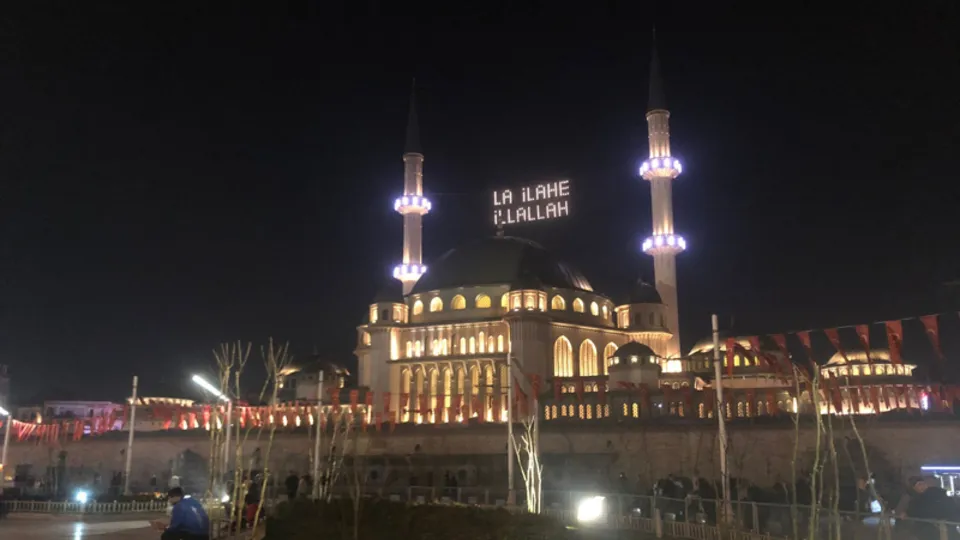 İstanbul camilerinde Ramazan'ın habercisi mahyalar yakıldı