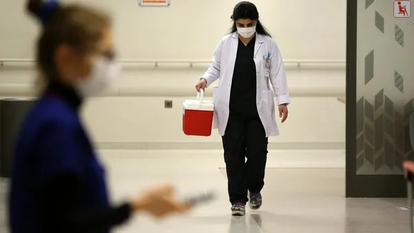 Son dakika: Sağlık Bakanlığı yeni aşı yaşını açıkladı! Aşı yaşı kaça indi? Kaç yaşındakiler koronavirüs aşısı olabilecek?