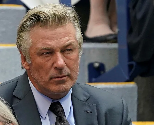 sette-kan-dokuldu-alec-baldwin-kimdir-kac-yasinda-alec-baldwin-oynadigi-filmler-nelerdir-1634881320721.jpg Sette kan döküldü! Alec Baldwin kimdir, kaç yaşında? Alec Baldwin oynadığı filmler nelerdir? - 3