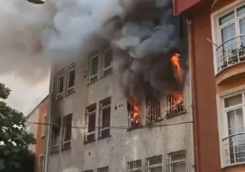 Küçükçekmece'de depo olarak kullanılan daire alev alev yandı!
