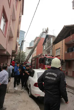 İstanbul'da binanın çatısında korkutan yangın - 3