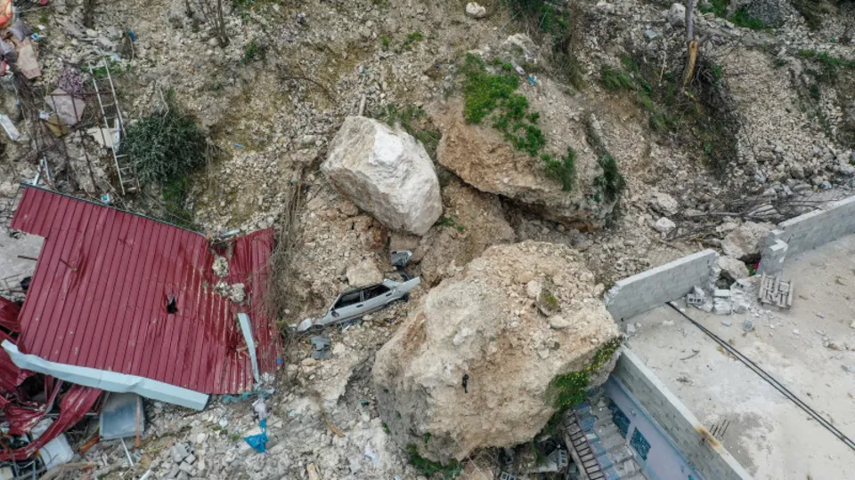Deprem değil ama kayalar yıktı! Dehşete düşüren görüntüler | Ev ve arabalar böyle görüntülendi