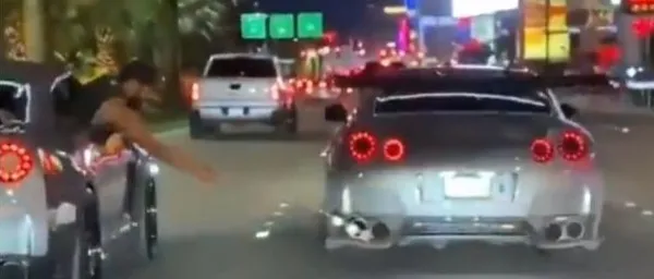 japonyada-trafikte-akilalmaz-olay-sekerlemeleri-otomobilin-egzozunda-kizarttilar-1658223771750.jpg Japonya’da trafikte akılalmaz olay! Şekerlemeleri otomobilin egzozunda kızarttılar - 1