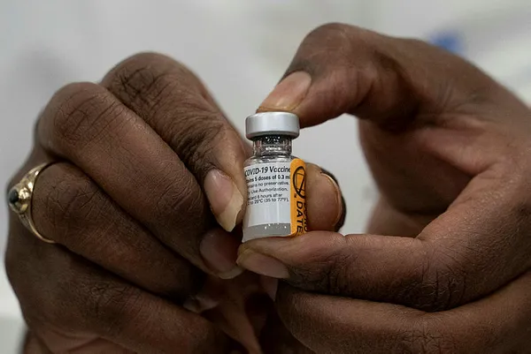 ABD’de ilk Pfizer-BioNTech Covid-19 aşısı siyahi hemşire Sandra Lindsay'e yapıldı - 3