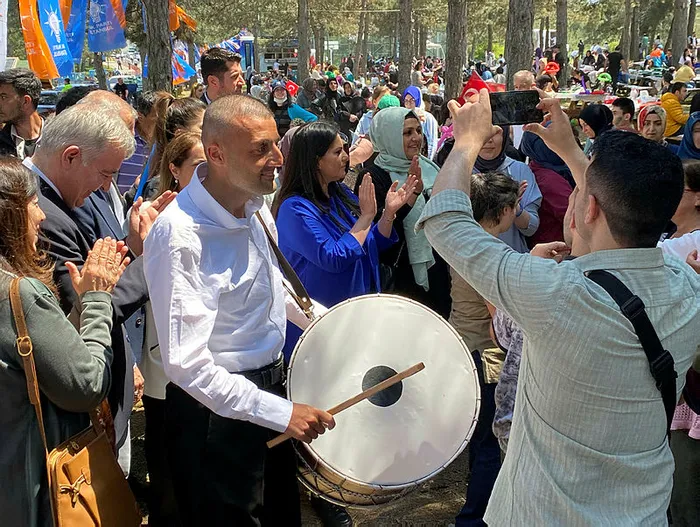 baskan-erdogan-engelliler-ve-ailelerini-yalniz-birakmadi-ak-parti-her-zaman-yaninizda-1652634212087.jpg Başkan Erdoğan engelliler ve ailelerini yalnız bırakmadı: AK Parti her zaman yanınızda - 1