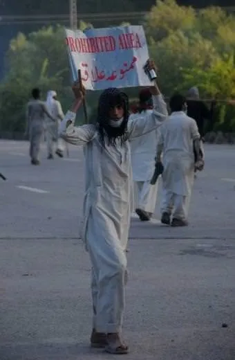 Pakistan’da göstericiler polisi linç etti