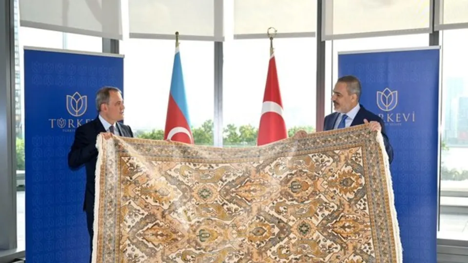 Bakan Hakan Fidan’a Azerbaycanlı mevkidaşı Bayramov’dan anlamlı hediye