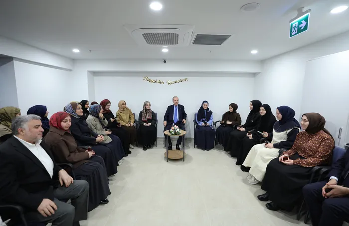 baskan-erdogandan-uskudarda-samimi-bulusma-iftarin-ardindan-genclerle-bir-araya-geldi-1772310074249.jpg Başkan Erdoğan’dan Üsküdar’da samimi buluşma! İftarın ardından gençlerle bir araya geldi - 3